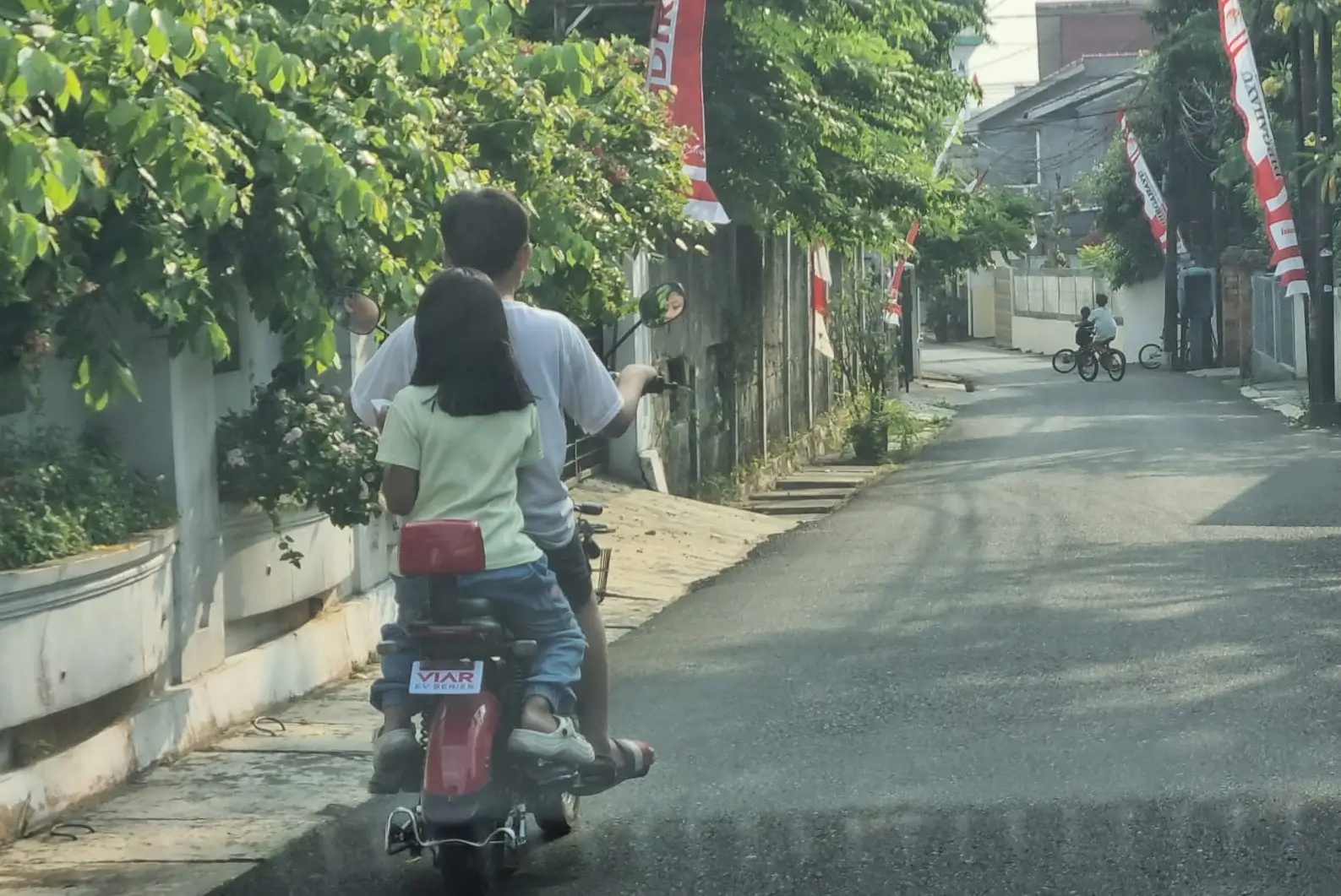 Ilustrasi anak mengendarai sepeda listrik. (Foto: dok. ThePhrase.id)