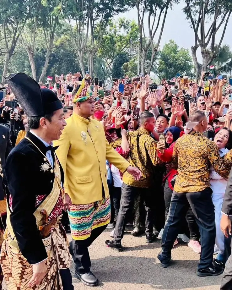 Presiden RI Joko Widodo saat menyapa warga yang datang ke sekitaran Istana Negara, Jakarta, Kamis (17/8/23). (Foto: Instagram/jokowi)