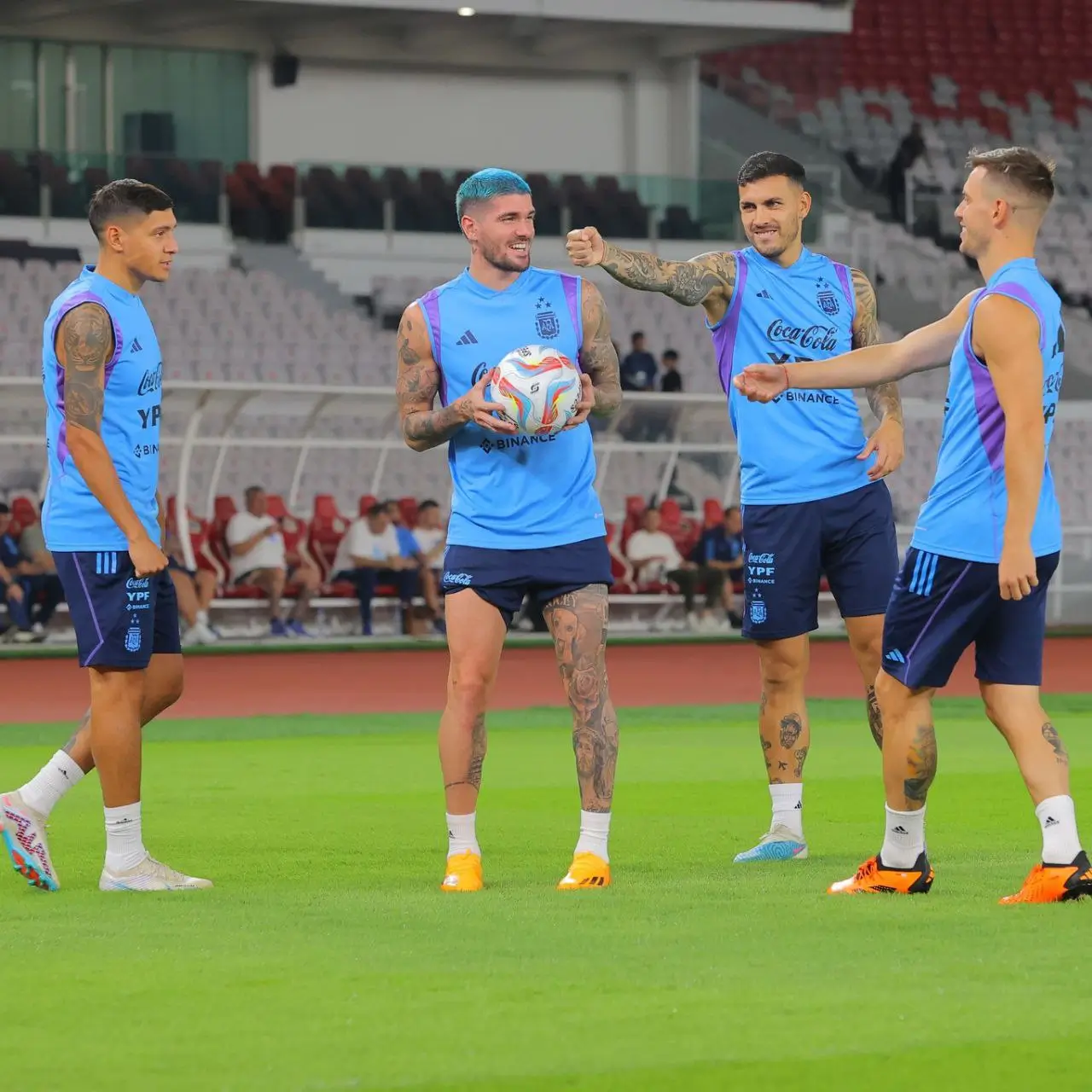 Rodrigo De Paul dan Leandro Paredes Senyam Senyum  Argentina Gelar Latihan Tertutup di SUGBK