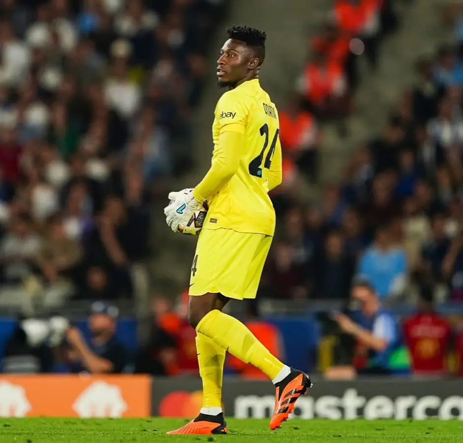 Andre Onana Kiper baru Manchester United menyemprot mantan kapten Setan Merah, Harry Maguire yang ceroboh ketika memberikan pasing. Foto: Instagram Andre Onana.