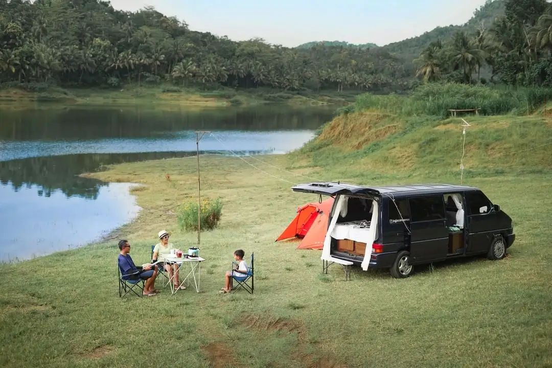 Camping dengan campervan. (Foto: Instagram/jogjacampervan)