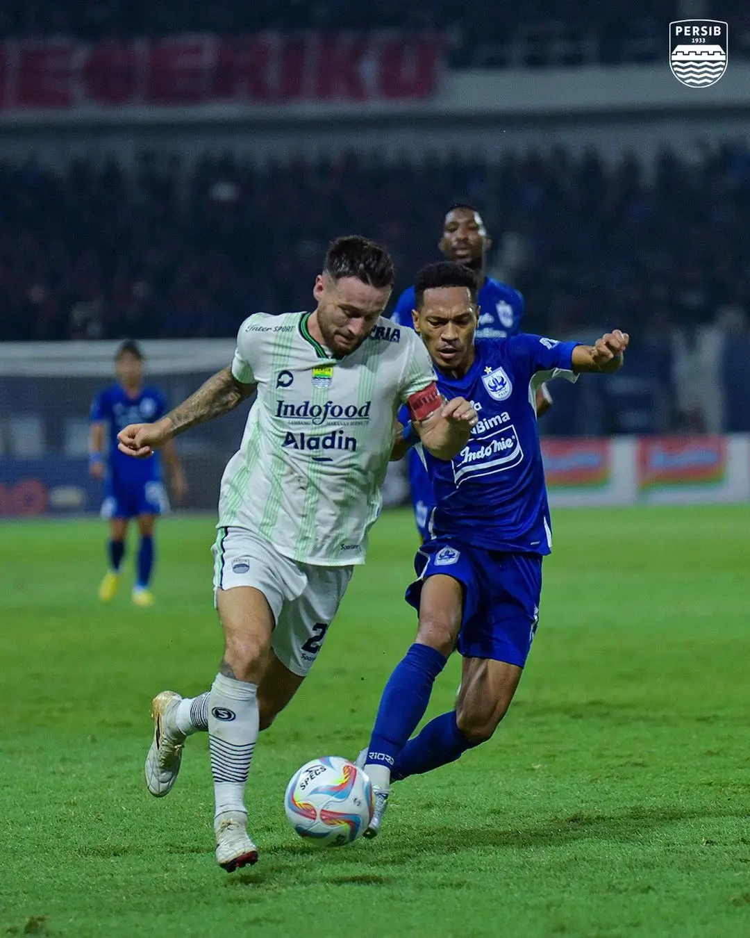 Gelandang Persib Bandung, Marc Klok berduel dengan bek PSIS Semarang, Giovani Numberi. Foto Instagram Persib Bandung.
