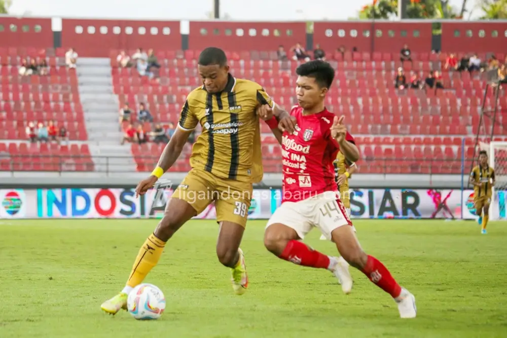 Keributan Meledak  Ricky Kambuaya Serang Bench Bali United Setelah Dewa United Keok di Liga 1