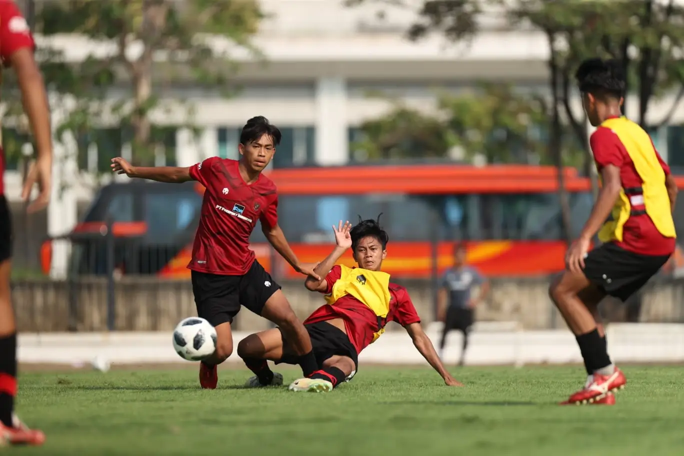 Pelatih Timnas Indonesia U-17, Bima Sakti, memimpin sesi latihan di Lapangan A Senayan, Jakarta, Kamis (20/7/2023). Memasuki pekan kedua pemusatan latihan di Jakarta, Bima Sakti telah melakukan bongkar pasang skuad demi mendapatkan tim ideal yang mampu bersaing di Piala Dunia. Foto: PSSI