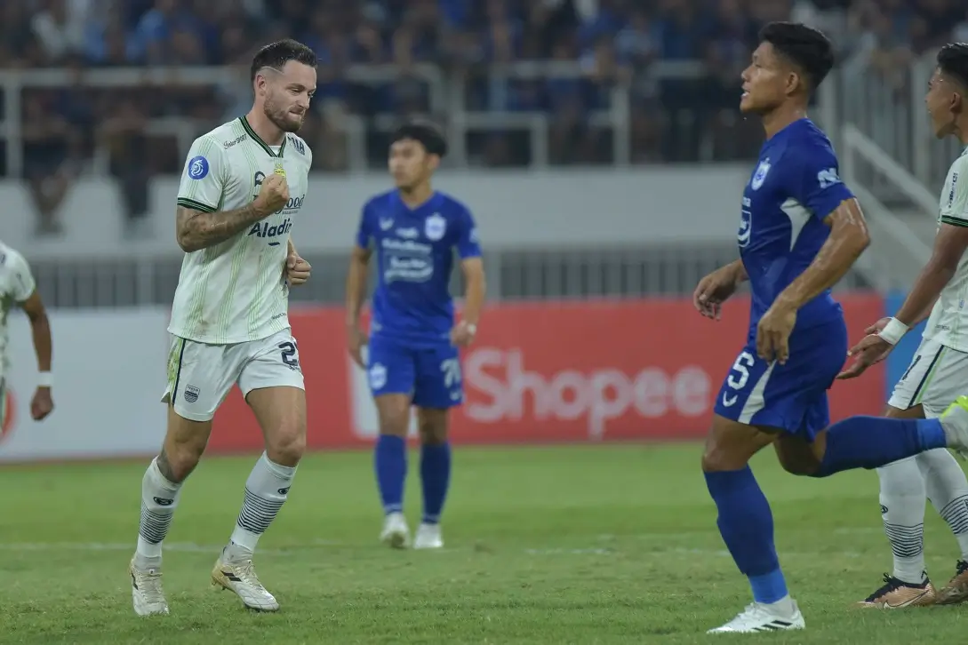 Persib Menang dengan 2 Penalti dan 2 Kartu Merah untuk PSIS