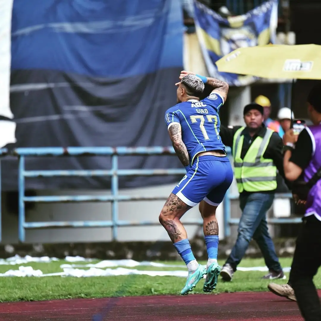 Akibat Acungkan Jari Tengah dan Lempar Botol  3 Pemain Persib Disanksi Berat Komdis PSSI