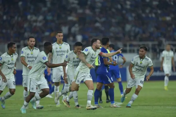 Persib Menang dengan 2 Penalti dan 2 Kartu Merah untuk PSIS