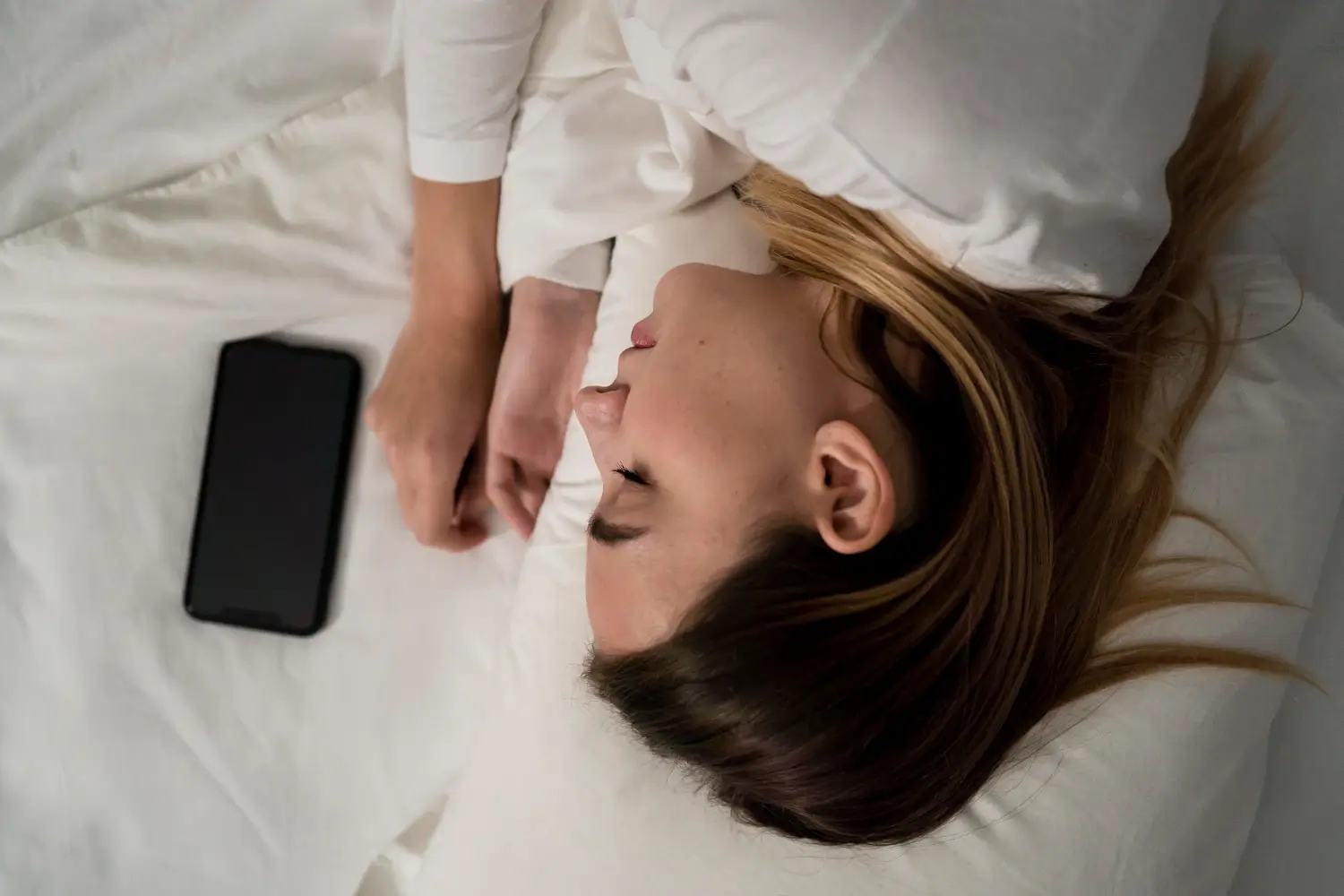 Foto: Ilustrasi Tidur Bersama Smartphone (freepik.com)