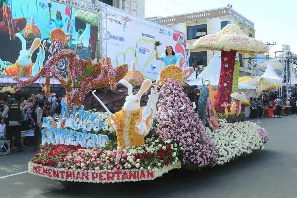 Parade kendaraan dihiasi bunga di TIFF 2018. (Foto: tiff.tomohon.go.id)