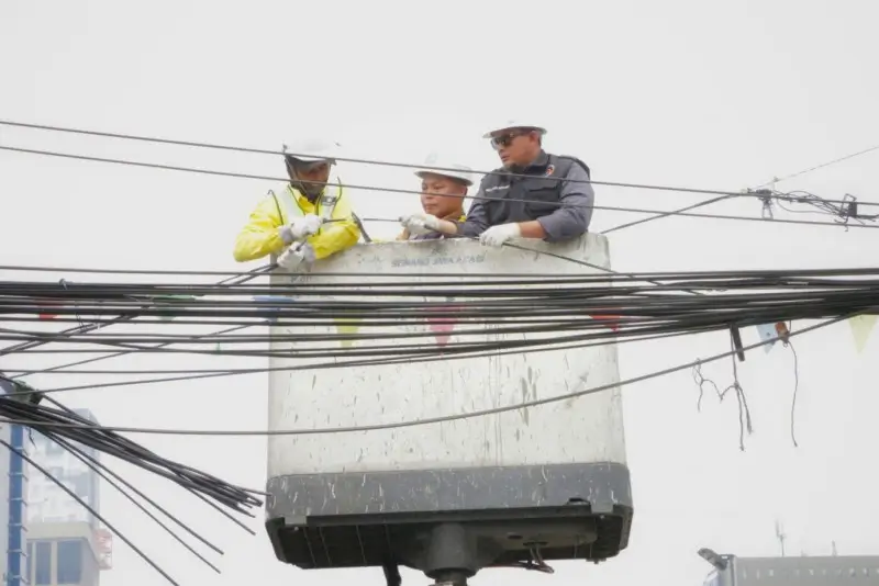 Foto: Ilustrasi Perbaikan Kabel Semrawut (dok. Pemprov DKI Jakarta)