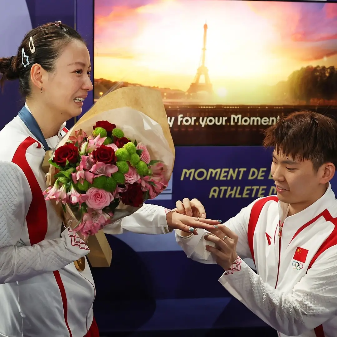 Pebulu tangkis wanita asal China, Huang Ya Qiong (kiri) dilamar kekasihnya usai raih emas di Olimpiade Paris 2024. (Foto: Instagram/olympics)