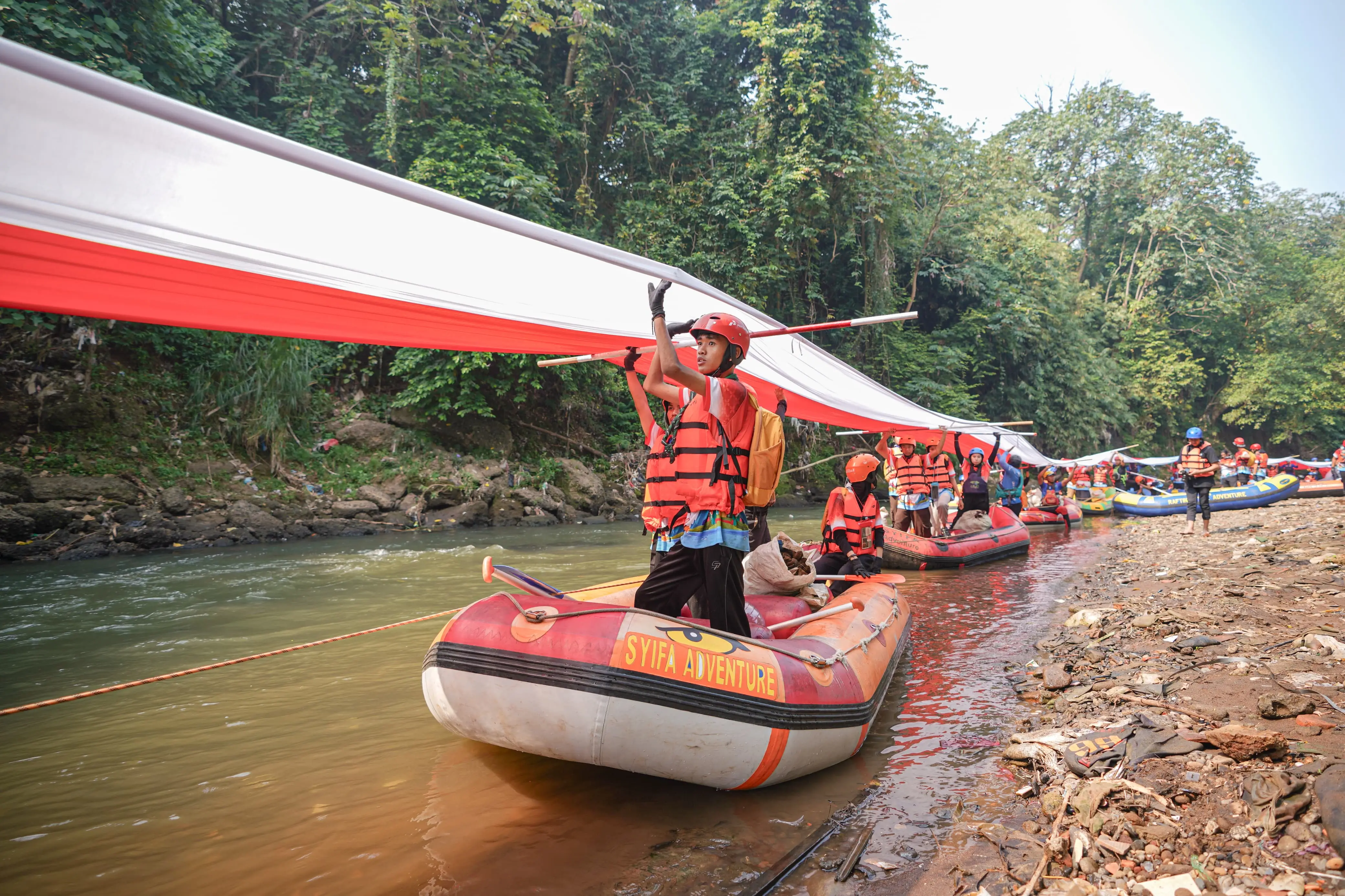 Tidak Biasa  Pertamina Patra Niaga Bersihkan Sungai Ciliwung dan Kibarkan Bendera 79 Meter dalam Peringatan HUT RI ke 79