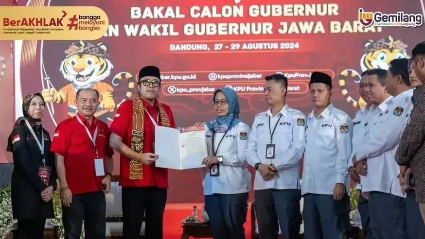 Ketua DPD PDI Perjuangan Provinsi Jawa Barat, Ono Surono ketika daftarkan pasangan cagub-cawagub Jeje Wiradinata dan Ronal Surapradja di KPU Provinsi Jawa Barat, Bandung, Kamis (29/9/24). (Foto: Instagram/kpuprovinsijabar)