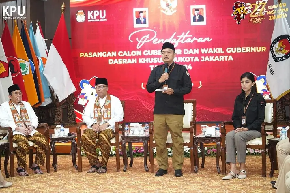 Ketua KPU Provinsi Jakarta, Wahyu Dinata ketika menerima pendaftaran pasangan cagub-cawagub Ridwan Kamil-Suswono di Kantor KPU Provnisi Jakarta, Rabu (28/8/24). (Foto: Instagram/kpu_dki)