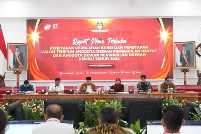 Ketua KPU RI, Mochammad Afifuddin (jaket cokelat) beserta jajaran saat menggelar Rapat Pleno Terbuka Hasil Pemilihan Anggota Legislatif 2024 di Jakarta, Minggu (25/8/24). (Foto: Instagram/kpu_ri)