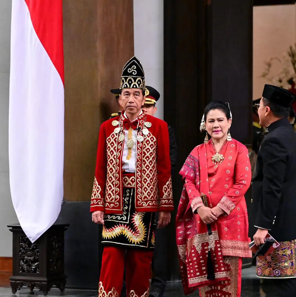 Penampilan Presiden Joko Widodo dan Ibu Negara Iriana Jokowi saat pelaksanaan Upacara Penurunan Bendera Merah Putih pada Peringatan Hari Kemerdekaan ke-79 Republik Indonesia di Ibu Kota Nusantara (IKN), Sabtu (17/8). (Foto: Instagram/kemensetneg.ri/BPMI Setpres)