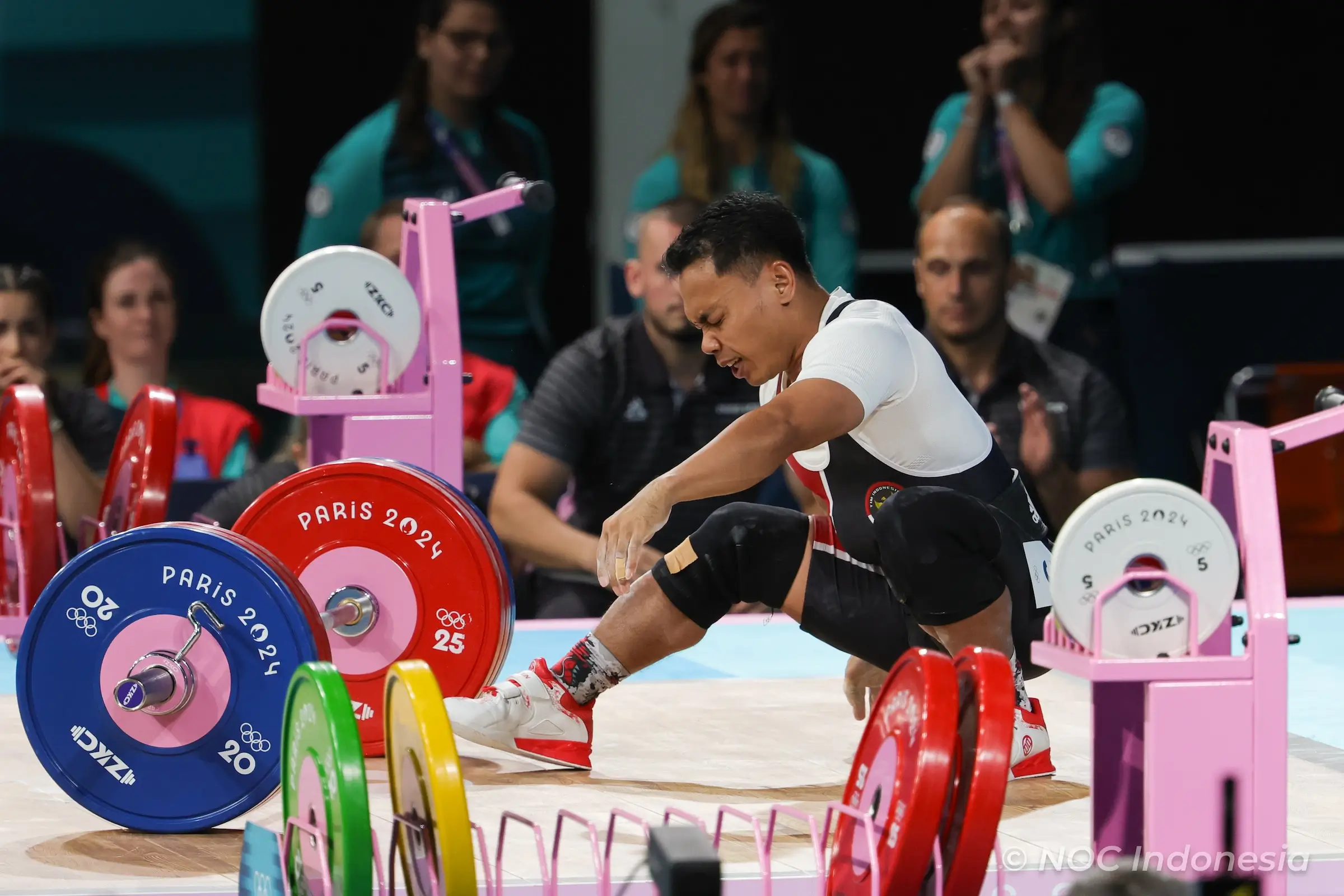 Lifter Indonesia, Eko Yuli Irawan bertanding dalam kondisi cedera dalam cabang olahraga angkat besi Olimpiade Paris 2024. Foto NOC Indonesia.