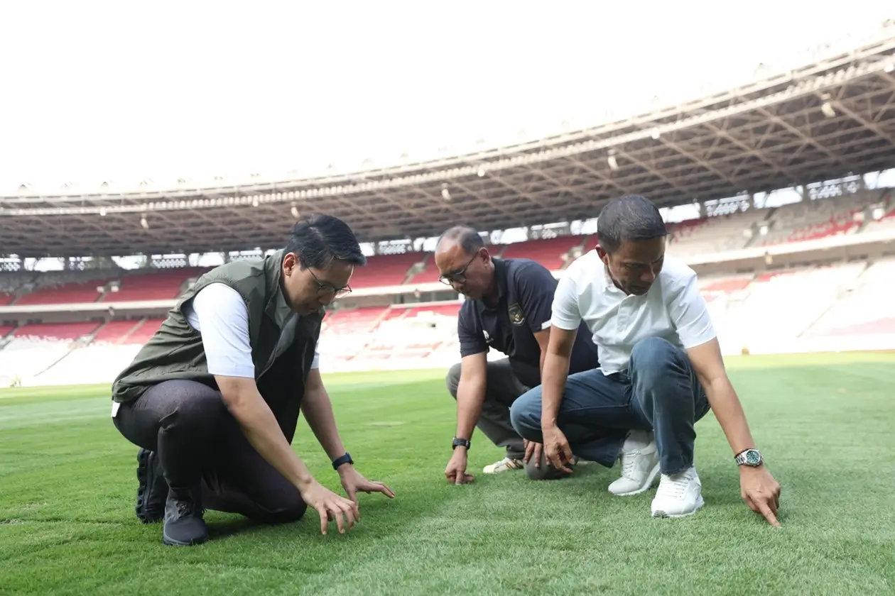 Sekjen PSSI, Yunus Nusi mengunjungi Stadion Utama Gelora Bung Karno (SUGBK), Jakarta untuk mengecek kondisi rumputnya. Foto PSSI.