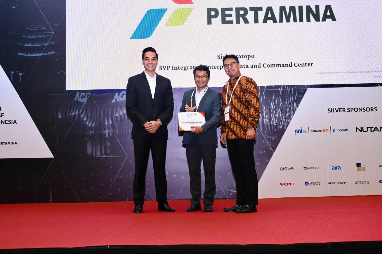 SVP Integrated Enterprise Data and Command Center Pertamina Sigit Pratopo mewakili Pertamina menerima 2024 ASEAN Enterprise Innovation Award Indonesia saat acara AIBP Conference and Exhibition yang diselenggarakan di Ballroom Ritz Carlton Mega Kuningan, Jakarta. Selasa (06/08/2024). (Foto: Dok. Pertamina)