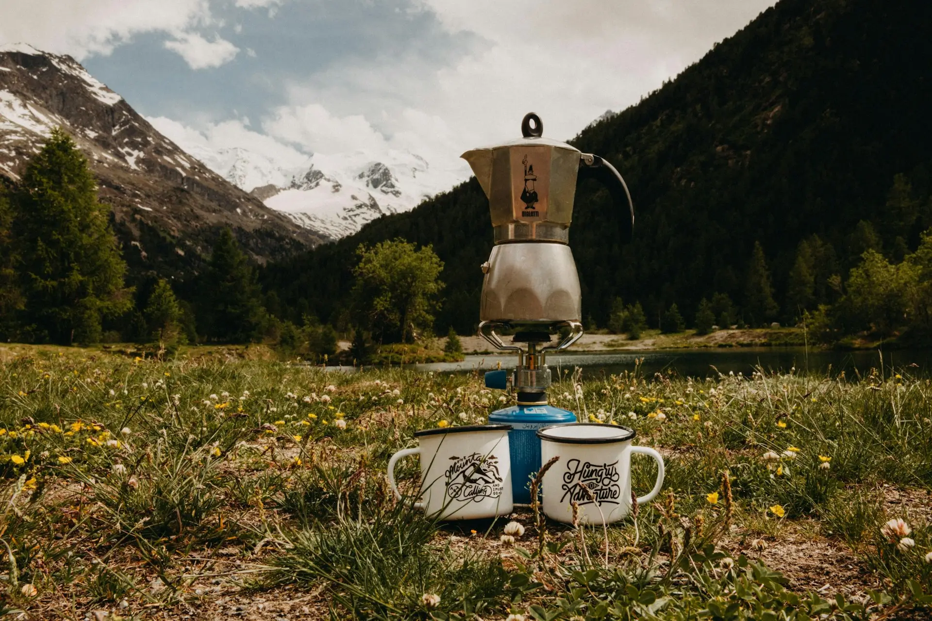 Ilustrasi menyeduh kopi saat camping (Foto: by Kevin Schmid on Unsplash)
