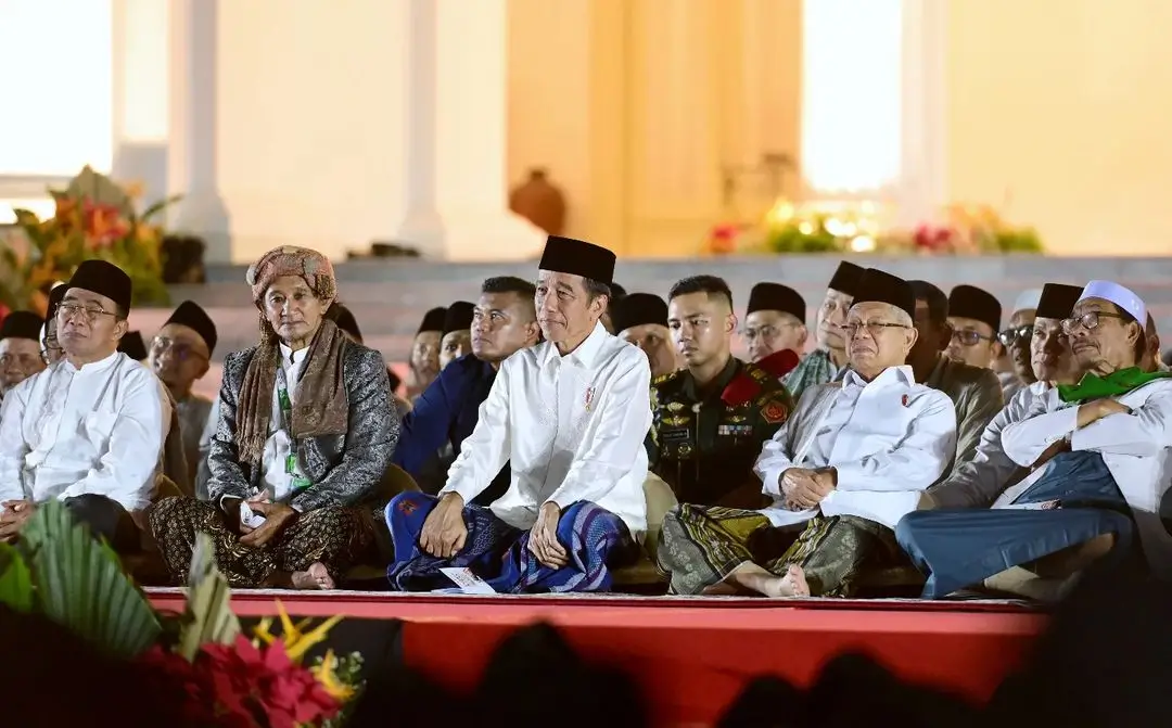 Presiden Joko Widodo dan Wakil Presiden Ma’ruf Amin hadiri dzikir dan doa bersama di halaman Istana Kepresidenan, Jakarta, Kamis (1/8/24). (Foto: Instagram/jokowi)