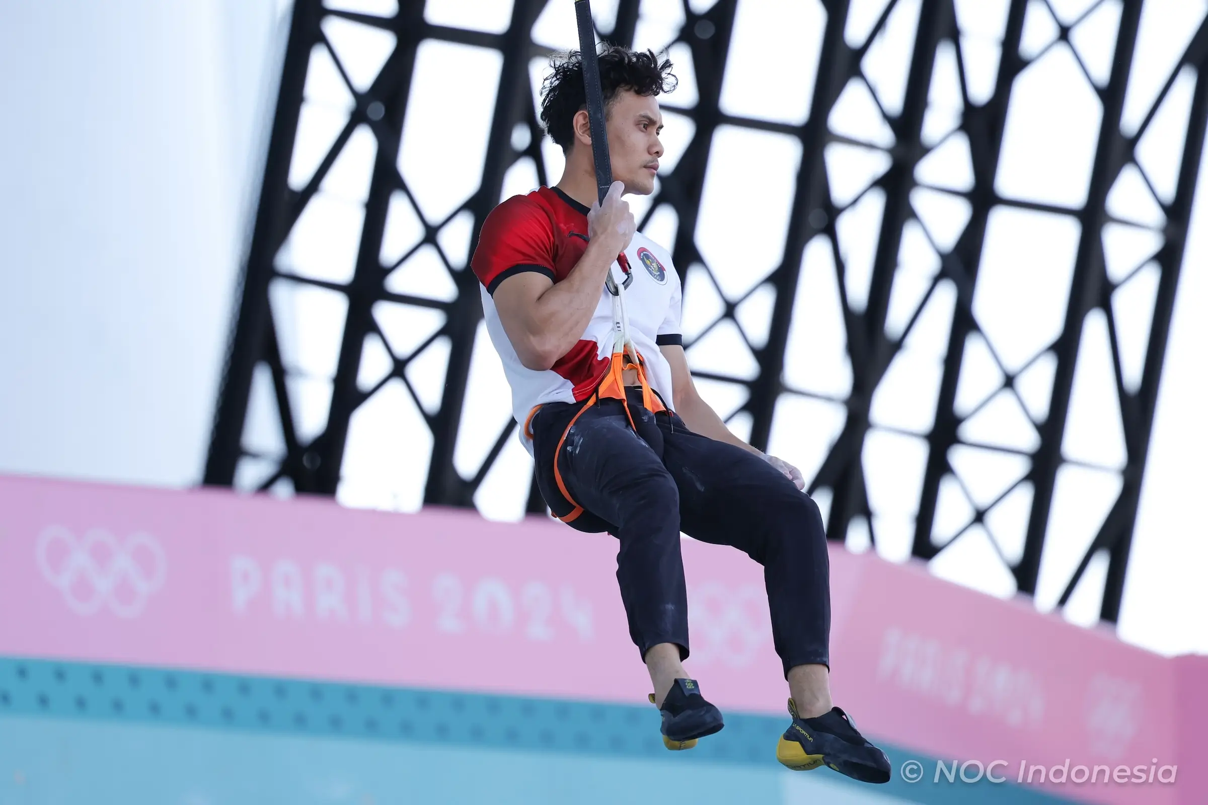 Atlet panjat tebing Indonesia, Veddriq Leonardo sempat memecahkan rekor dunia dan Olimpiade di Paris 2024. Foto NOC Indonesia.