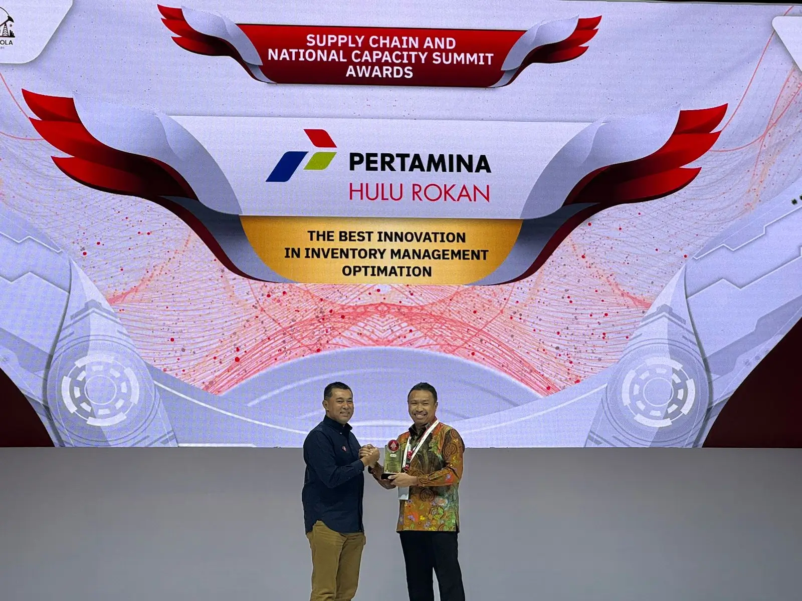 PT Pertamina Hulu Rokan (PHR) menerima penghargaan The Best Innovation in Material Inventory Optimization. Penghargaan diterima VP Business Support Irfan Zaenuri pada ajang IOG SCM and National Capacity Summit 2024 di Jakarta, Jumat (16/8/2024). (Foto: Istimewa)