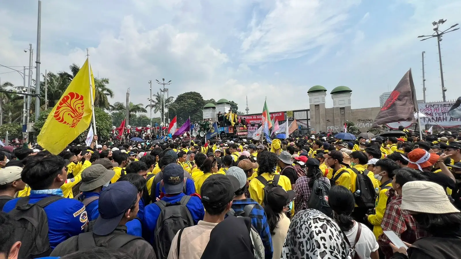 Demonstrasi massa di depan gedung DPR RI, Kamis (22/8). (Foto: dok. ThePhrase.id)