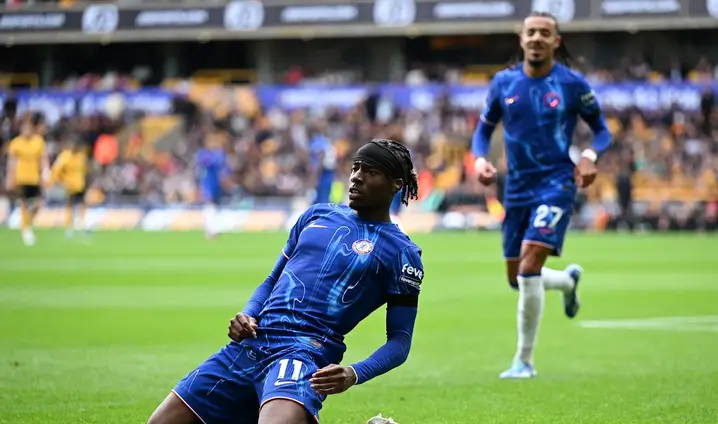 Nono Madueke berselebrasi ketika mencetak gol pada pertandingan pekan kedua Liga Inggris kontra Wolves di Stadion Molineux, Wolves, Minggu (25/8). Foto Chelsea