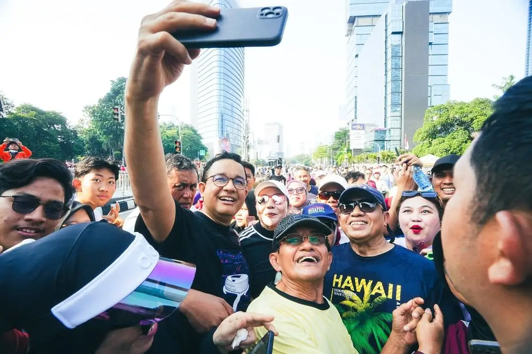 Anies Baswedan (kaos hitam) saat menikmati Hari Bebas Kendaraan Bermotor (HBKB) kawasan Jalan Sudirman-Thamrin,Jakarta, Minggu (4/7/24). (Foto: Instagram/aniesbaswedan)