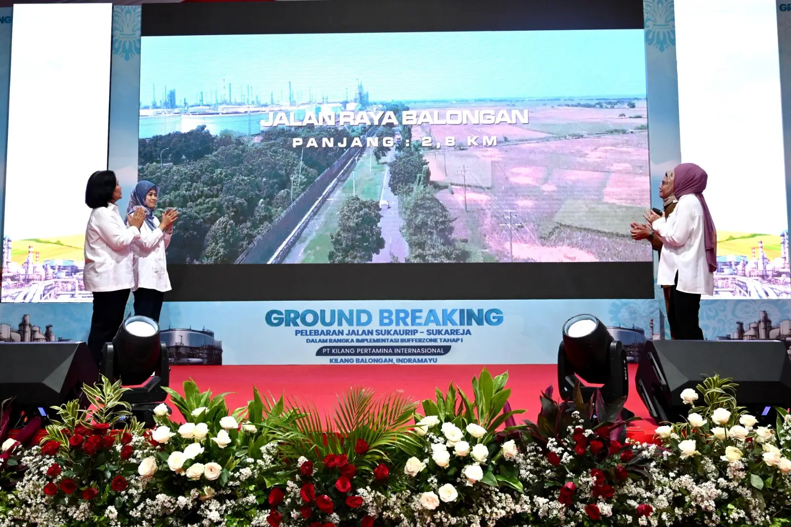 Bupati Indramayu Nina Agustina bersama Direktur Utama Pertamina Nicke Widyawati, Komisaris PT KPI Agustina Milurbaningsih dan Direktur SDM & Penunjang Bisnis PT KPI Tenny Elfrida melakukan seremoni acara Groundbreaking Buffer Zone Pelebaran Jalan Sukaurip - Sukareja dalam rangka Implementasi Bufferzone Tahap I PT Kilang Pertamina Internasional, Kil