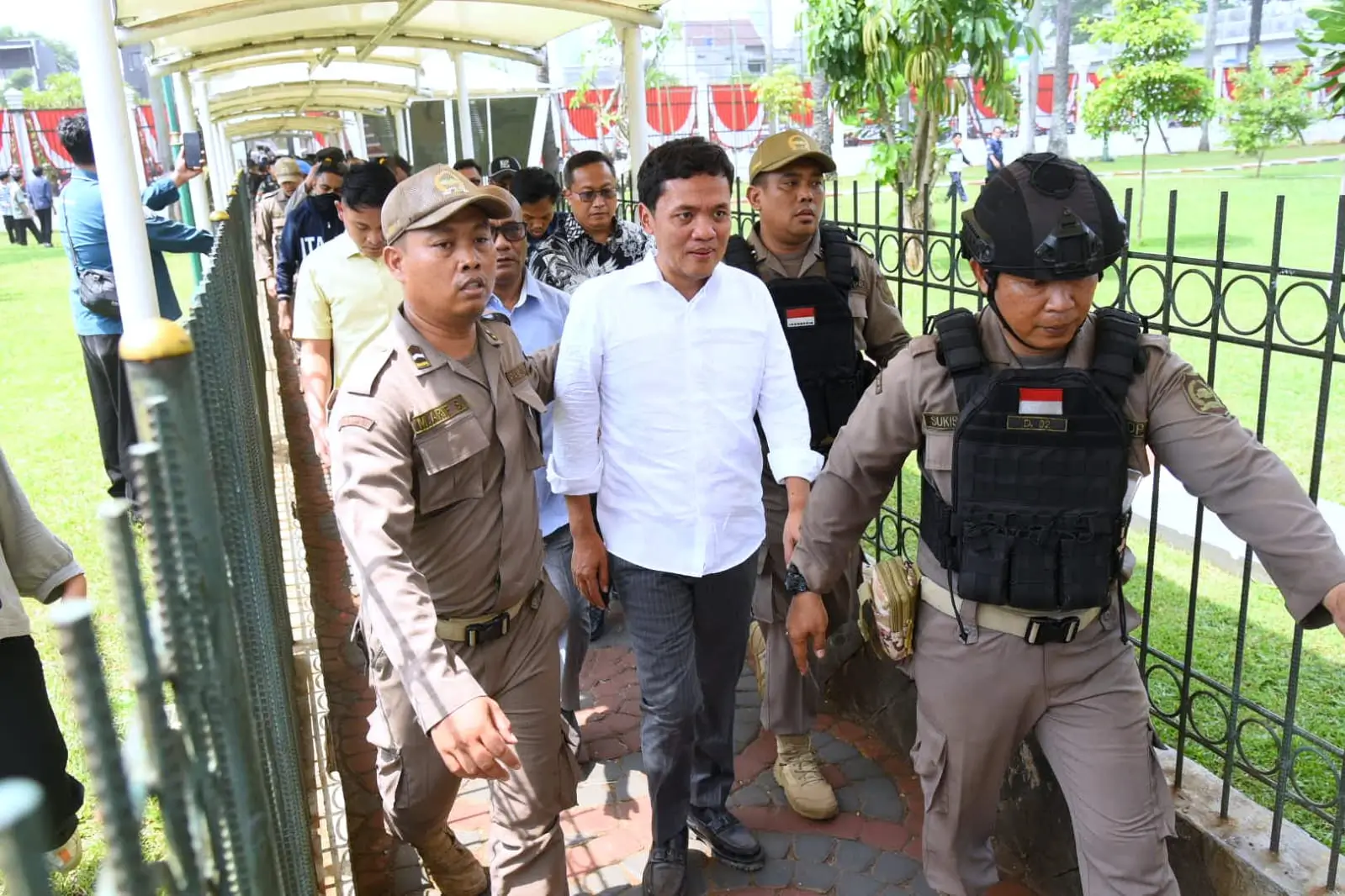 Digeruduk Demonstran  DPR RI Batal Sahkan RUU Pilkada