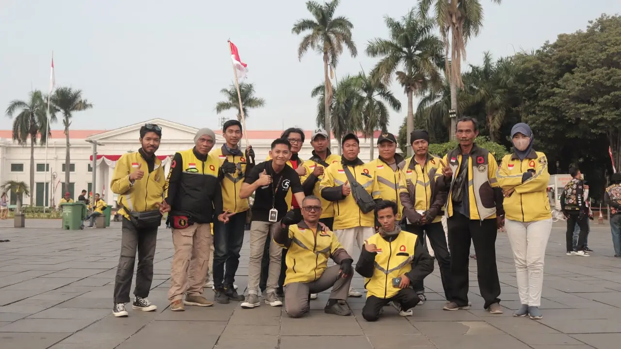 Driver Maxim Bersih-Bersih Lingkungan di kawasan wisata Kota Tua Jakarta (Foto: Istimewa)