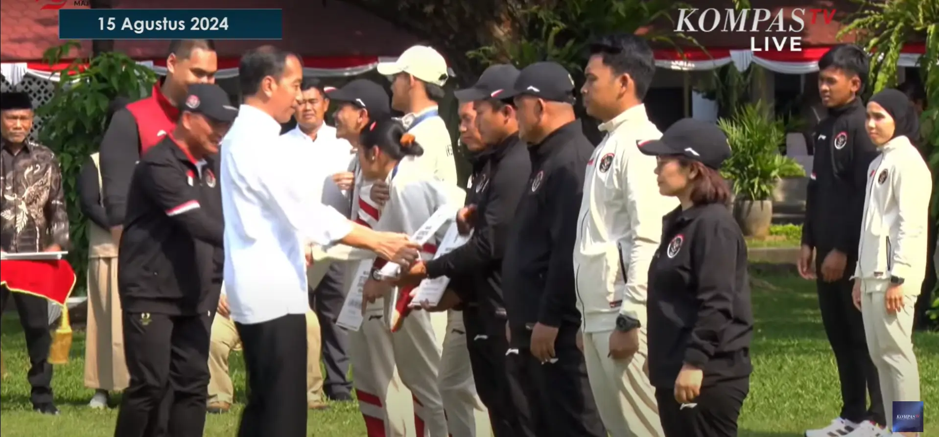 Presiden Jokowi memberikan bonus kepada atlet Indonesia di Olimpiade Paris 2024. Foto tangkapan layar YouTube Kompas TV.
