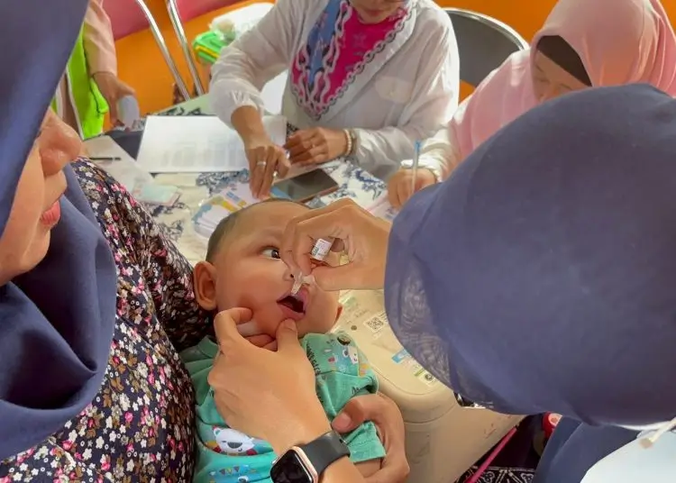 Foto: Pemberian Vaksin Polio pada Anak (dok. Kemenkes)