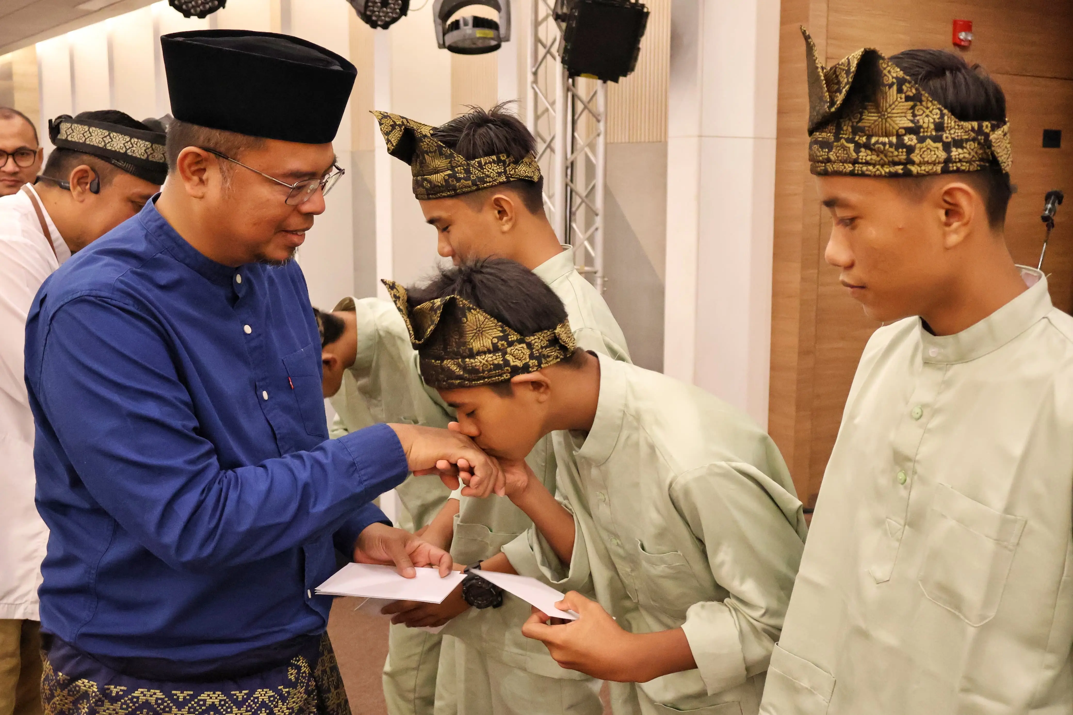 EVP Upstream Business PHR WK Rokan Andre Wijanarko saat memberikan santunan kepada anak yatim dalam acara Tasyakuran, Doa dan Santunan Anak Yatim di Duri. (Foto: Dok. PHR)