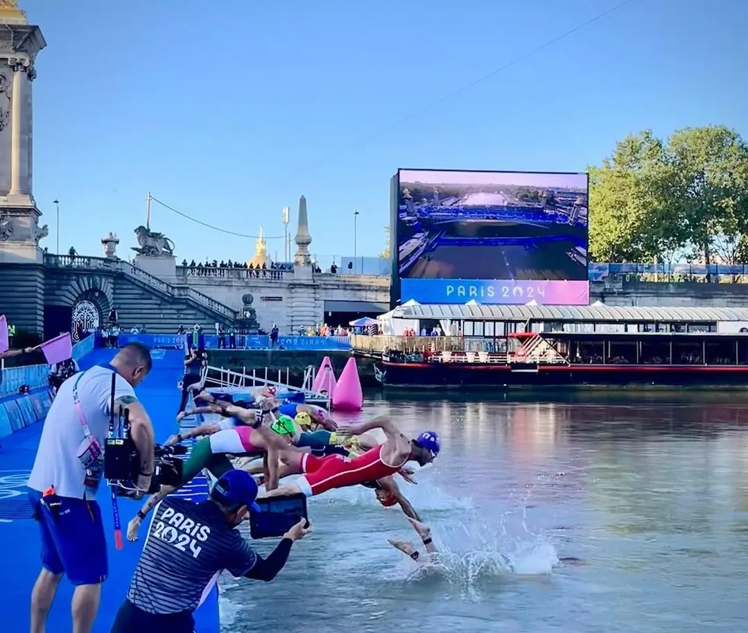 Triatlon di Sungai Seine pada Olimpiade Paris 2024. (Foto: Instagram/worldtriathlon)