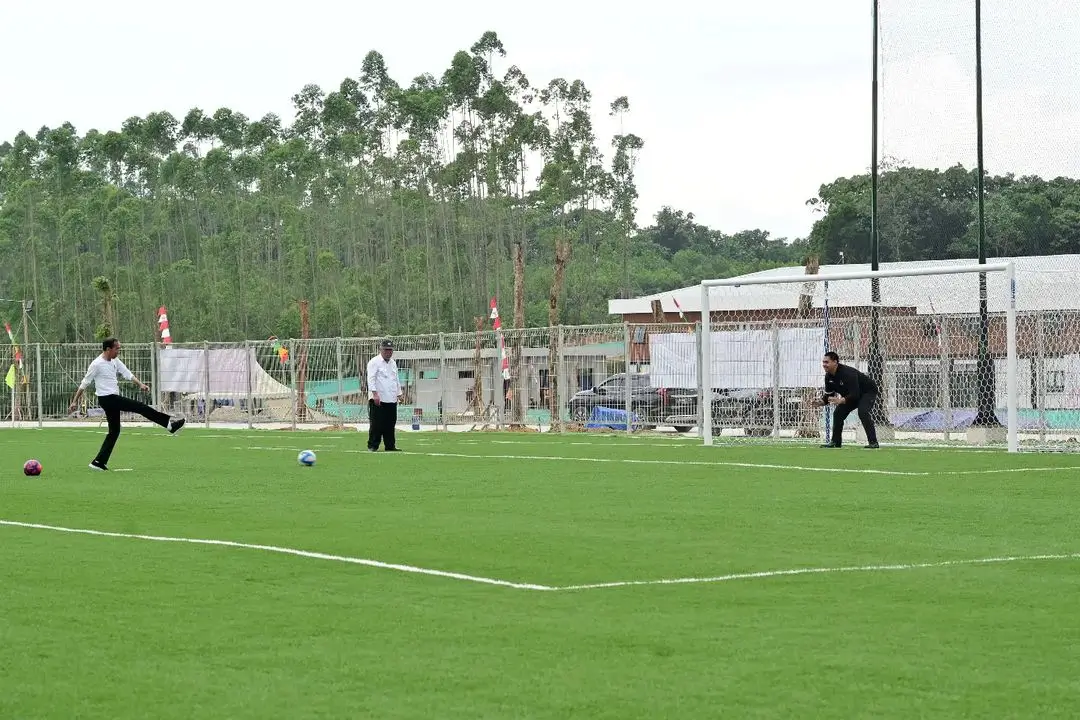 TC Timnas Indonesia di IKN Kelar September 2024  Jokowi Eksekusi Penalti  Menpora Jadi Kiper