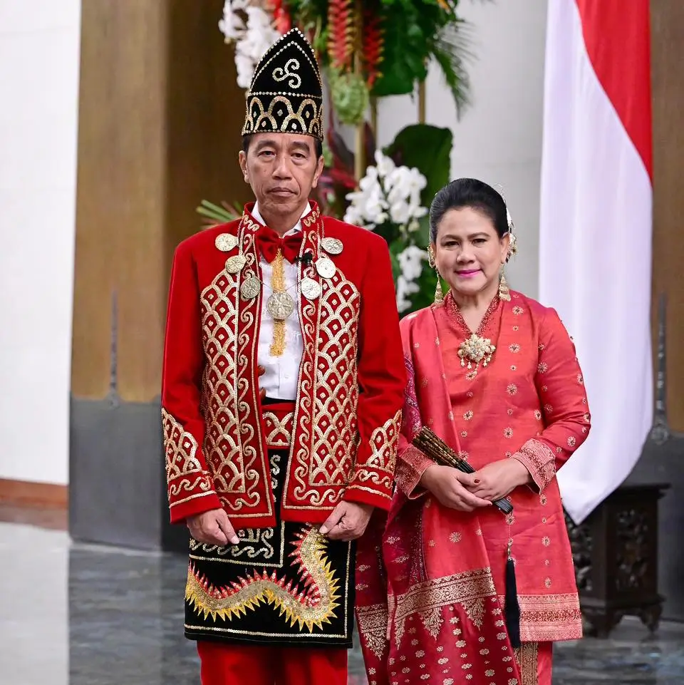 Baamar Galung Pancar Matahari  Baju Adat Banjar Dipakai Jokowi di IKN