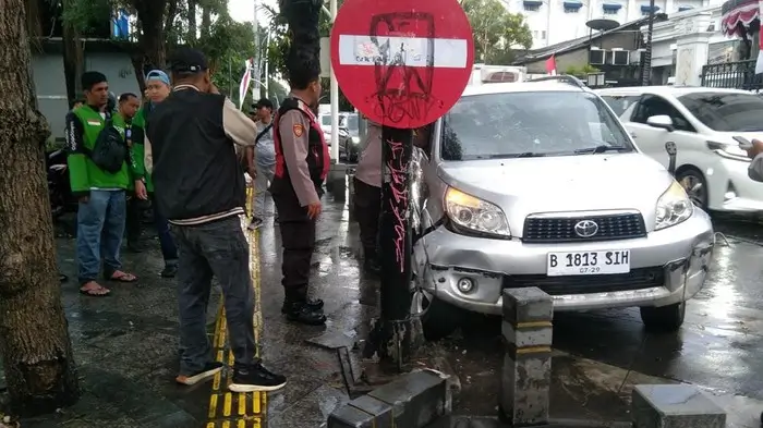 Mobil yang dibawa bocah 9 tahun menabrak pembatas jalan dan tiang lampu lalu lintas. (Foto: Istimewa)