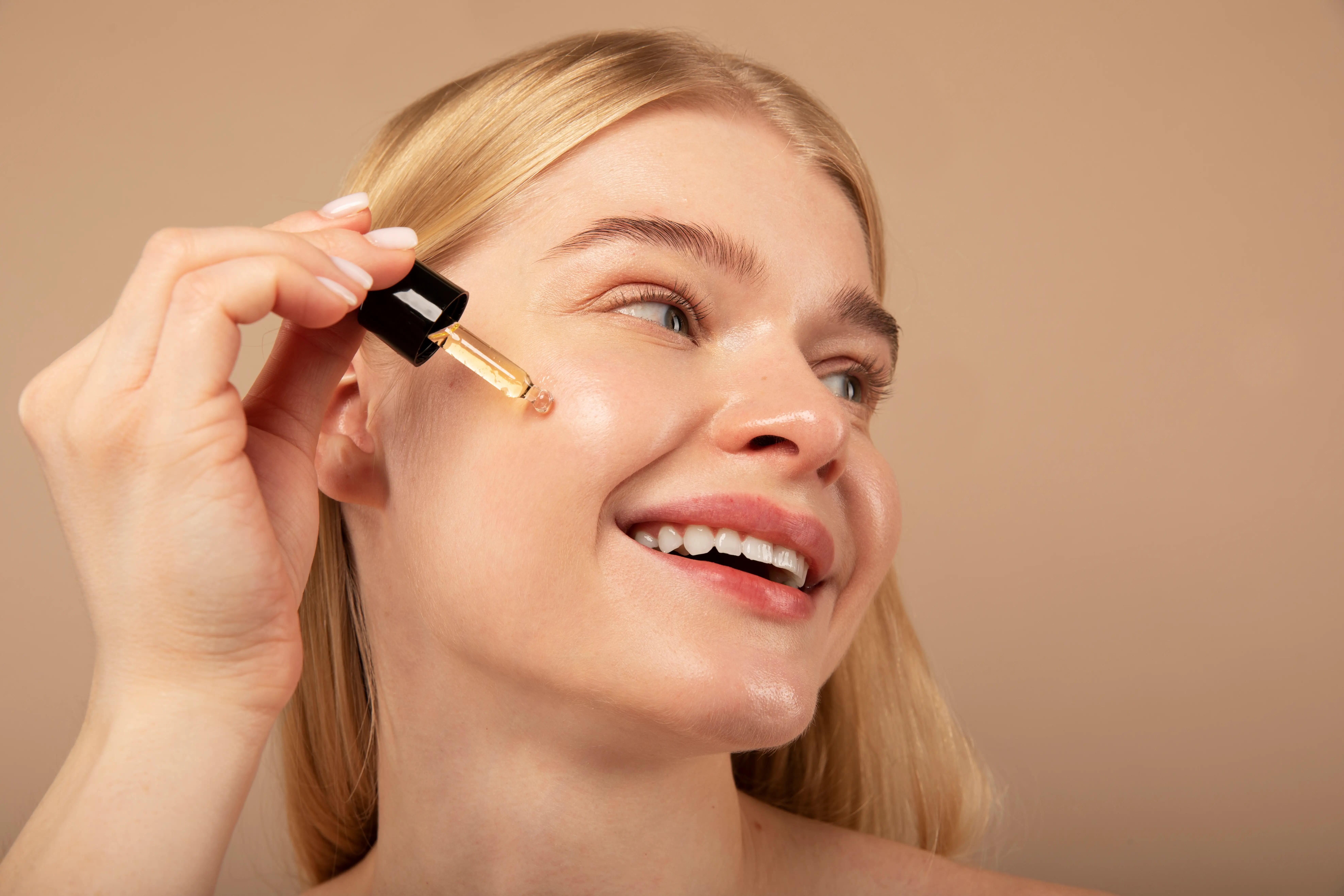 Ilustrasi menggunakan serum foundation. (Foto: Freepik.com)