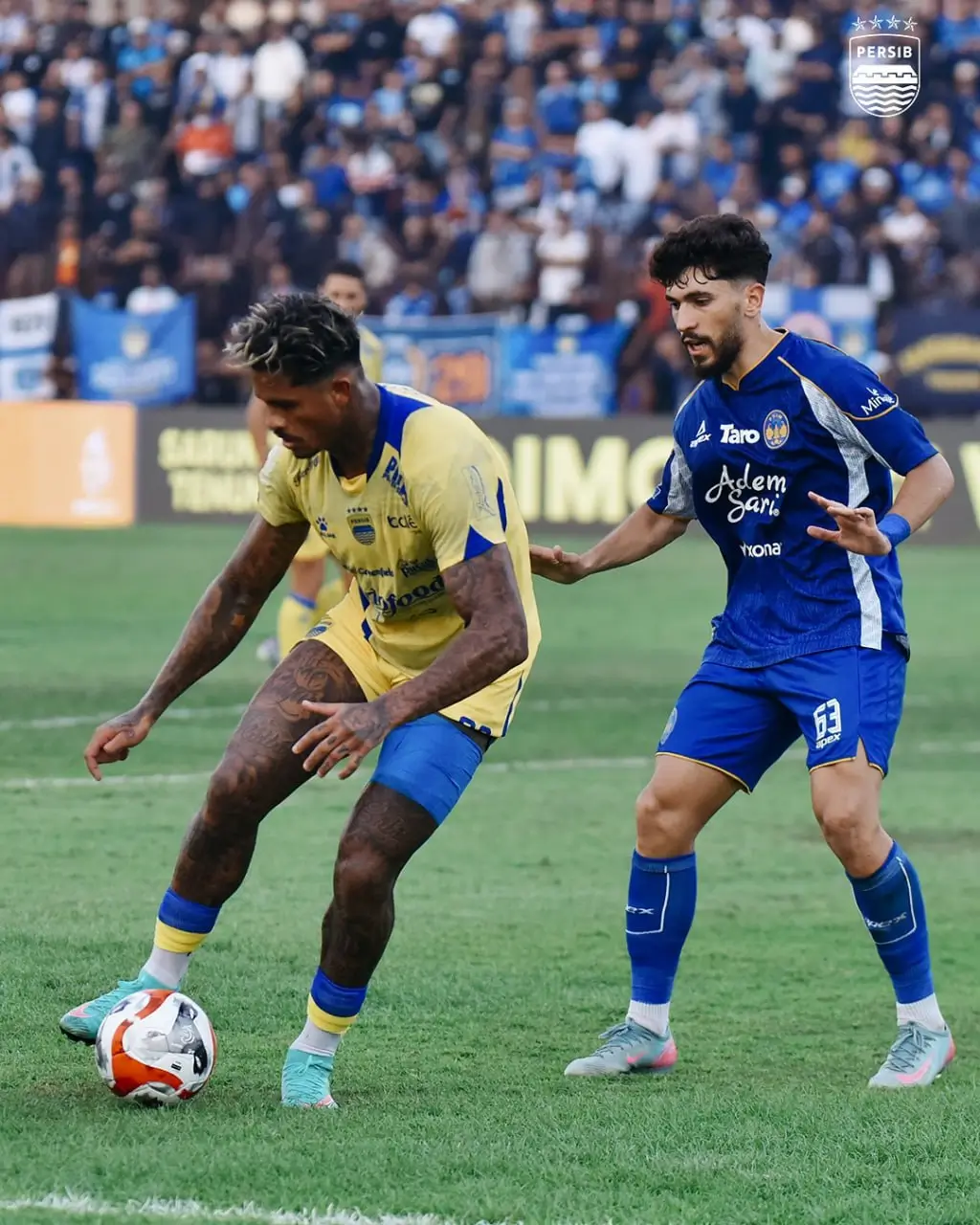 Aksi penyerang Persib Ramon Tanque menguasai bola, dibayangi pemain PSIM Yogyakarta Rahmatzoda pada laga pekan ketiga Super League 2025-2026, Minggu (24/8/2025) di Stadion Sultan Agung, Bantul. (Dokumentasi Ofissial X Persib)