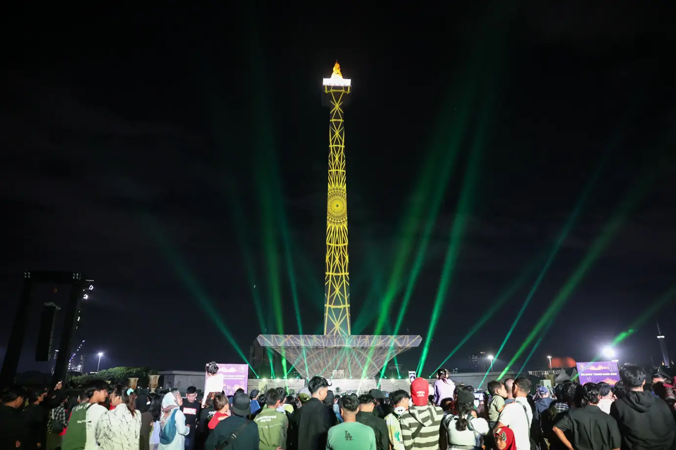 Pertunjukan video mapping di Monumen Nasional. (Foto: beritajakarta.id/Nugroho Sejati)