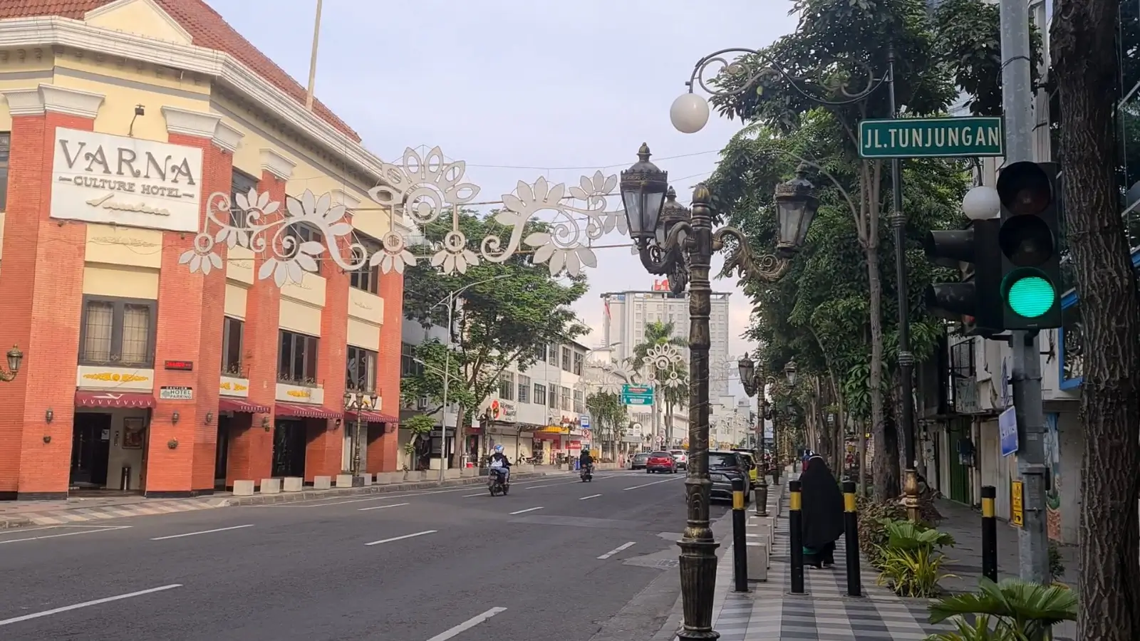 Jalan Tunjungan yang juga dikenal Tunjungan Romansa. (Foto: dok. ThePhrase)