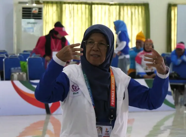Nelly Rohati, wanita berusia 73 tahun yang ikut serta di Fornas VIII NTB. (Foto: jefris/kemenpora.go.id)