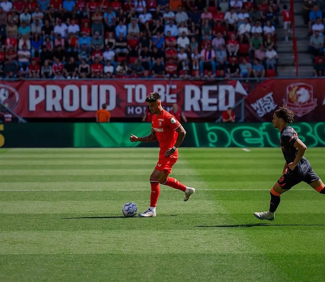 Bek Timnas Indonesia, Mees Hilgers, dikabarkan semakin dekat bergabung dengan klub Liga Inggris, Crystal Palace. Foto: Instagram Mees Hilgers