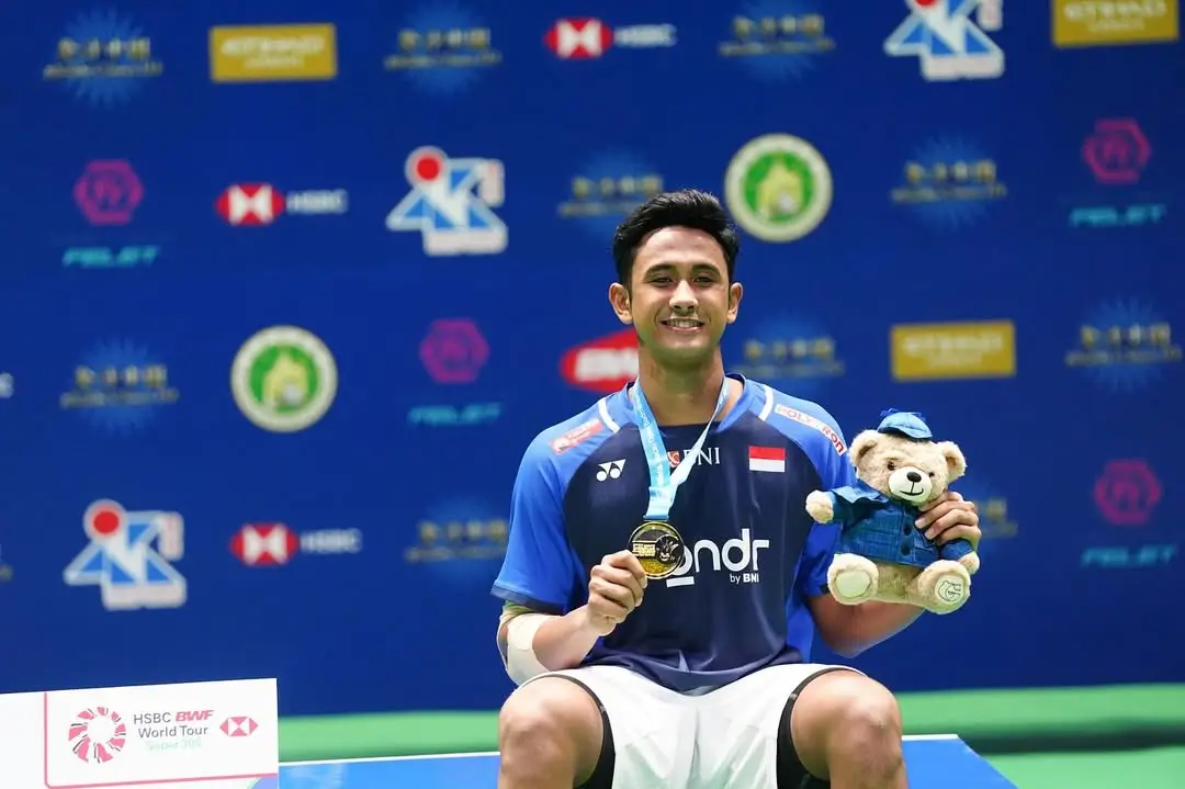 Alwi Farhan dengan medali emas usai menangkan Macau Open 2025 kategori tunggal putra. (Foto: Instagram/badminton.ina/Badmintonphoto/Mak Chiu Wo)