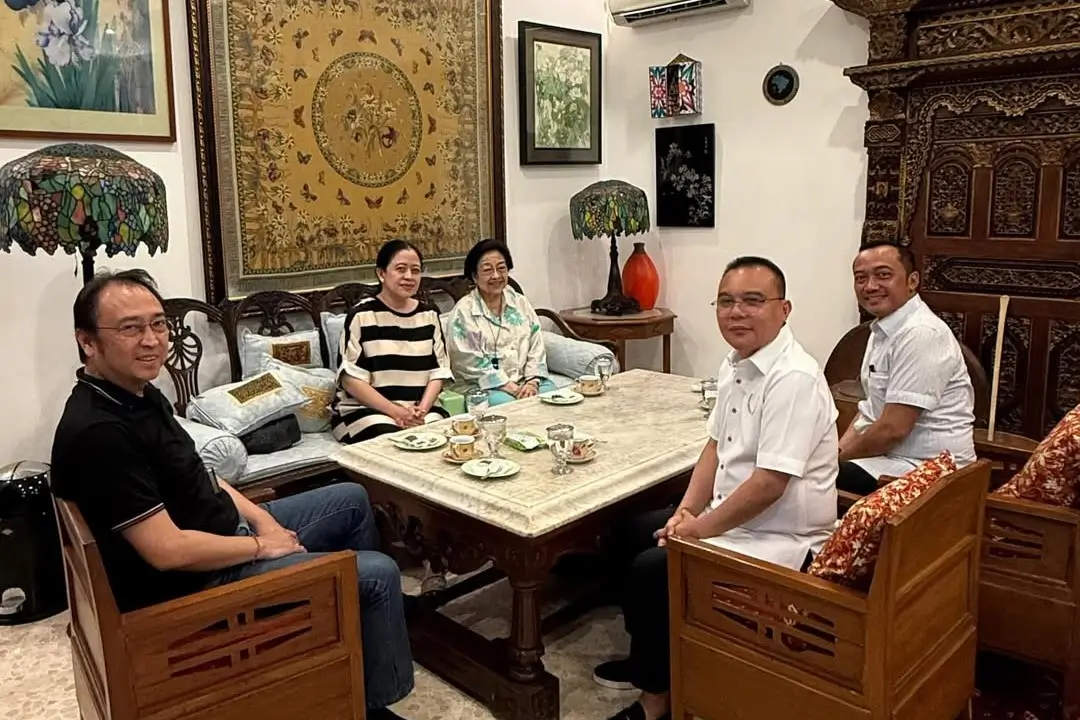 Pertemuan antara Ketua Harian DPP Partai Gerindra Sufmi Dasco Ahmad dengan Ketua Umum PDIP Megawati Soekarnoputri di Bali pada Kamis (31/07/25). Turut hadir Ketua DPR RI Puan Maharani, Ketua DPP PDIP Prananda Prabowo, dan Mensesneg Prasetyo Hadi. (Foto: Instagram/sufmi_dasco)