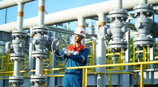 Perwira Pertamina memeriksa kran gas terproduksi di Stasiun Pengumpul Gas. (Foto: Dok. Pertamina)