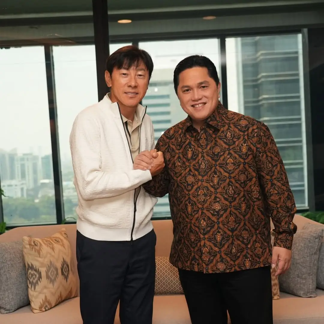 Mantan pelatih Timnas Indonesia, Shin Tae-yong dan Ketua Umum PSSI, Erick Thohir. Foto: PSSI